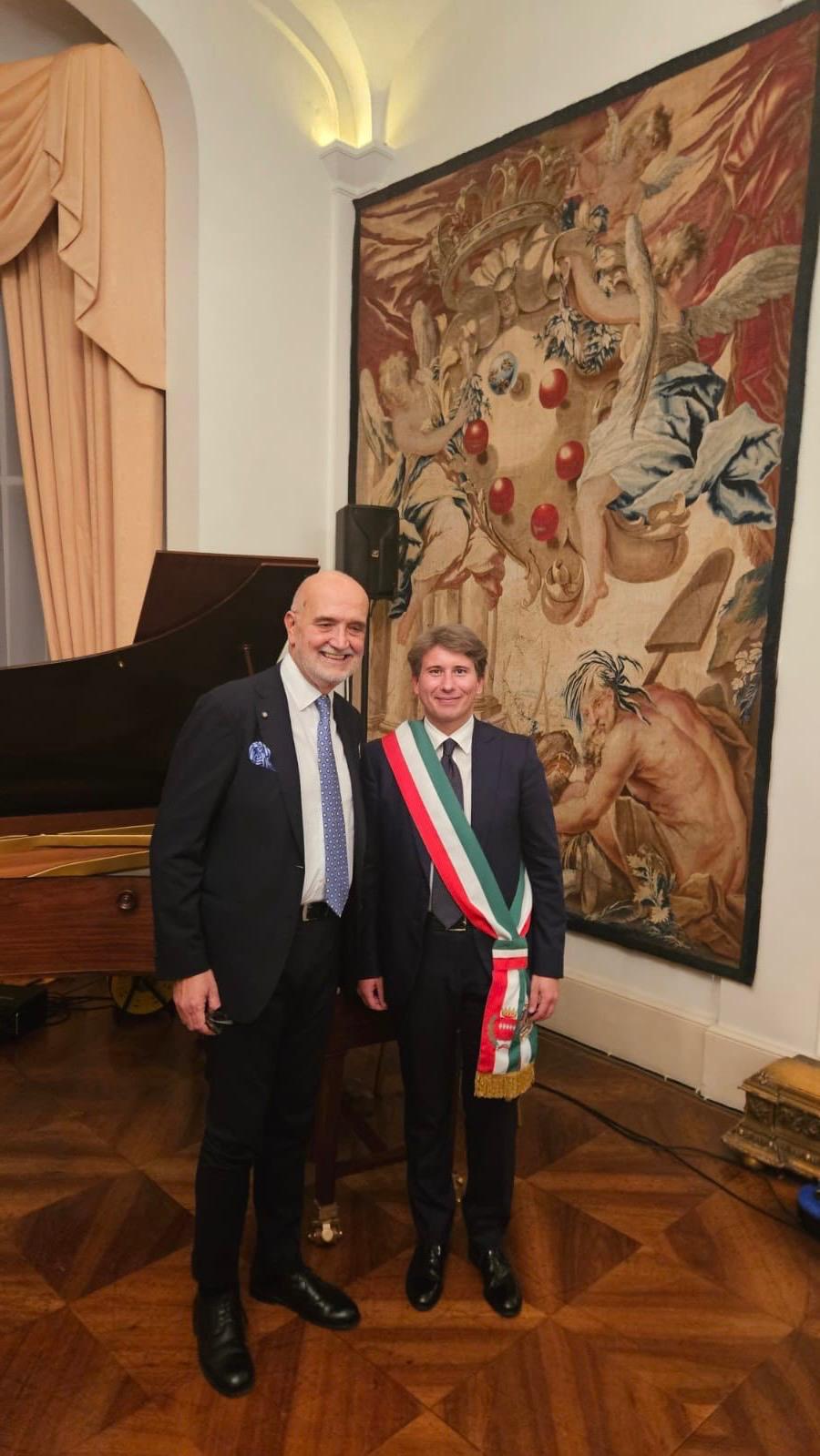 Nella foto, il consigliere Paolo Pane con l’ambasciatore italiano a Londra,  Inigo Lambertini