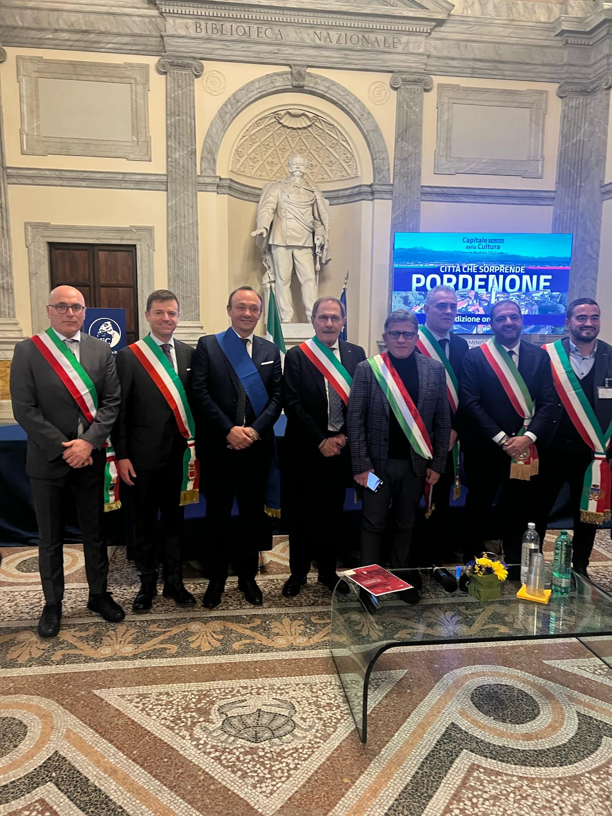 Foto di gruppo dei sindaci delle città che sostengono la candidatura di Pompei